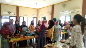 Pelatihan memasak ibu-ibu PKK desa Tluwah